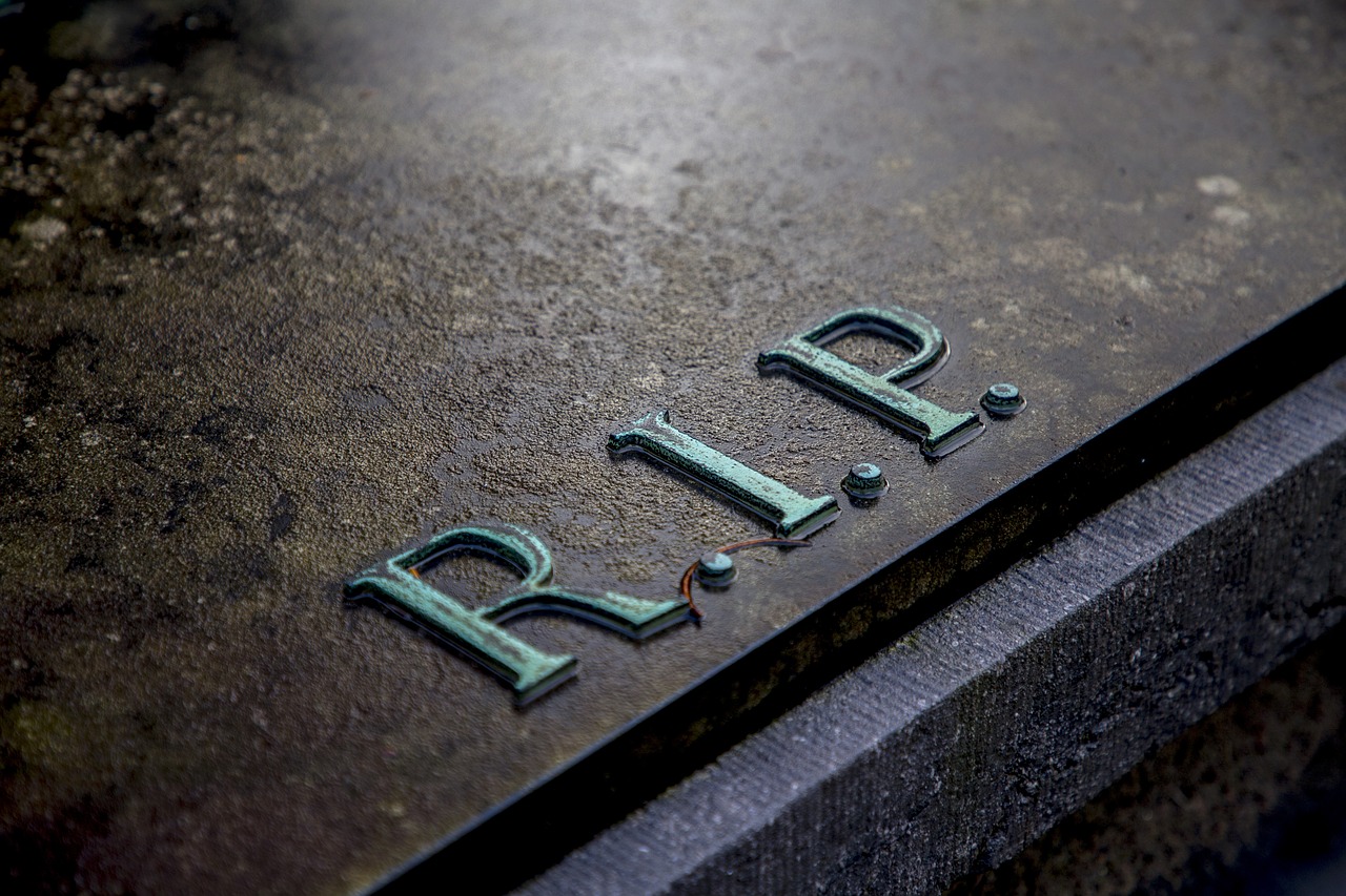 sepultura com a inscrição RIP