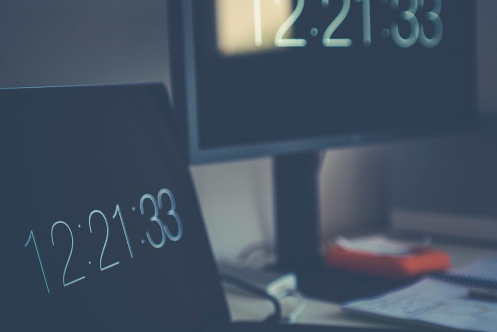 2 computadores mostrando o mesmo horário em 2 telas diferentes